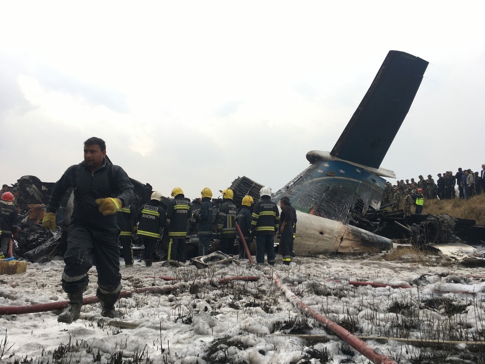 Avião que caiu em aeroporto no Nepal deixa muitos mortos